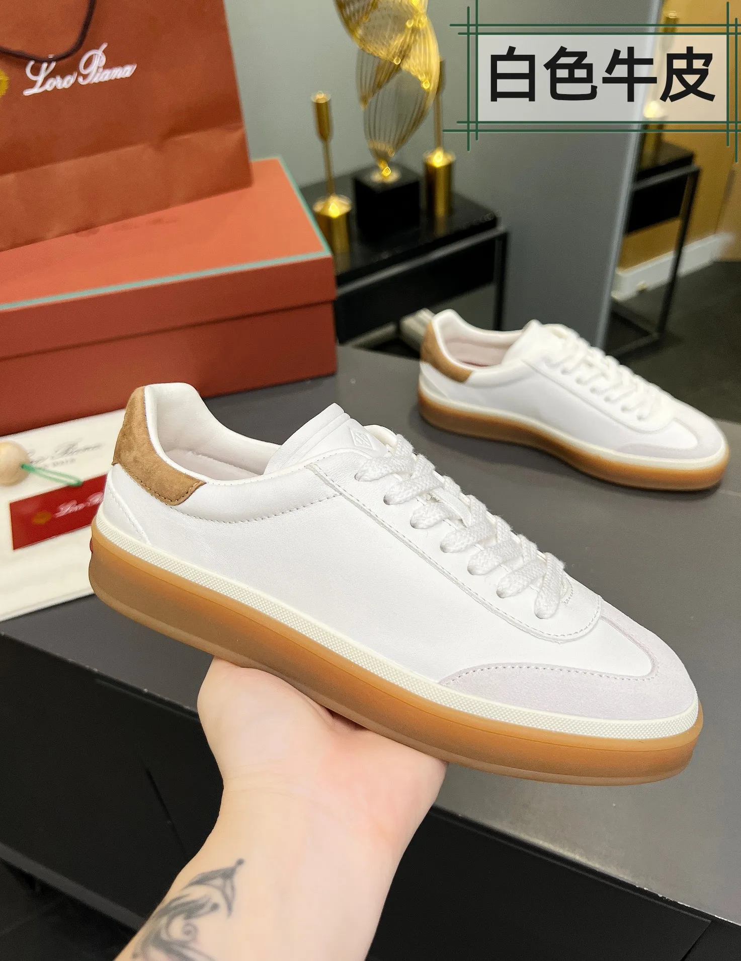 Factory price: 580💰Purchase level, high version🦅⛳️ Italy [Loro men's shoes💰iana] Tennis walk series L men's shoes💰Couple moral training shoes casual sports shoes sneakers🎁🎁 Original purchase development and production This new suede tennis shoe adopts an ultra-low design, suitable for wearing all year round👫👫 The wrapped sole creates an effortlessly attractive color combination that harmoniously blends functionality with understated style, making it the ideal shoe for urban wear. Soft calfskin tongue with Kummel color insert at the heel, embossed L Men's shoes 💰 Logo Cotton lace upper, cowhide suede sole Rubber-lined calfskin ✦ Upper: imported first-layer cowhide ➕ Customized original cowhide ✦ Lining: cowhide lining ➕ Cow leather insole ✦ Sole: Original open-molded T men's shoe 💰R ultra-lightweight outsole ✦Packaging: Original full set of packaging ✦Female size: 35--40, ✦Male size: 39--44, customized 45